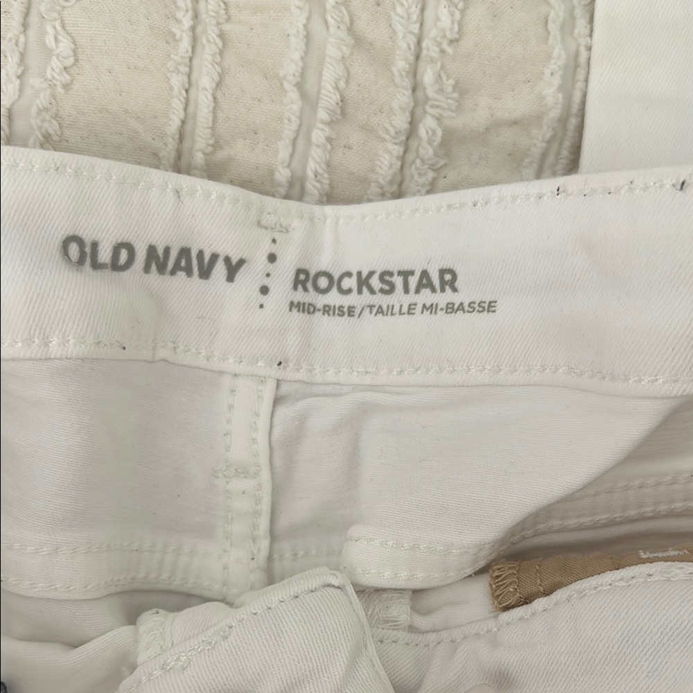 Old Navy Women's White Distressed Skinny Jeans - Picture 3 of 4